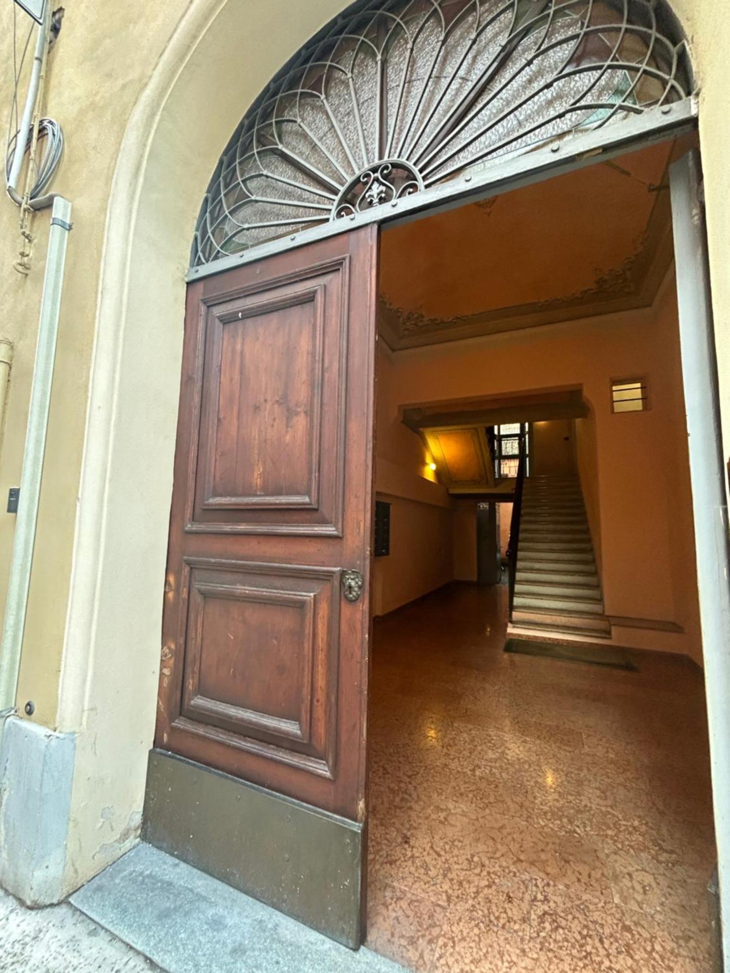 Ferienwohnung Tower 22 - Centre And Near Train Station Modena Exterior foto